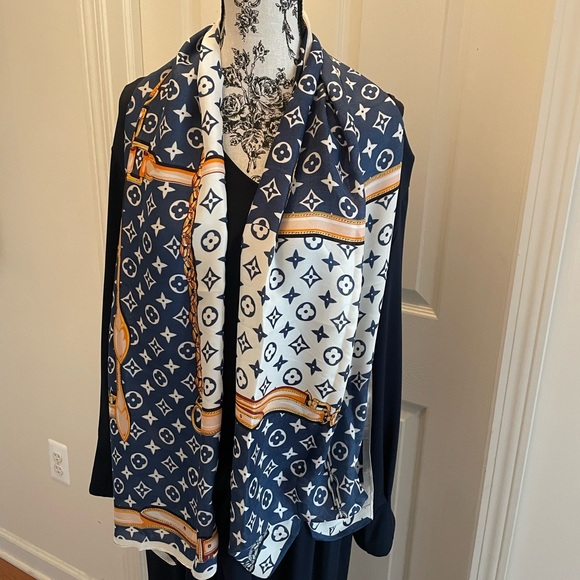 Women’s Navy & White Print Scarf - Picture 5 of 9
